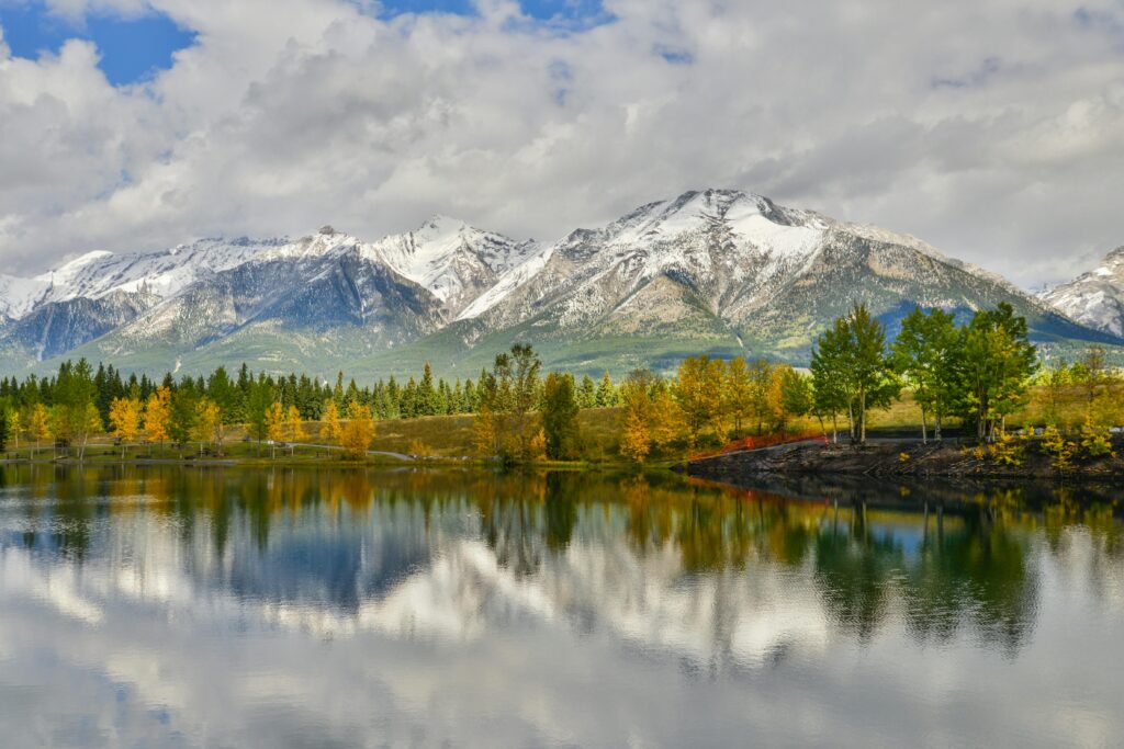 image-canadi: Stunning fall colors surrounding a crystal-clear lake in the Canadian Rockies