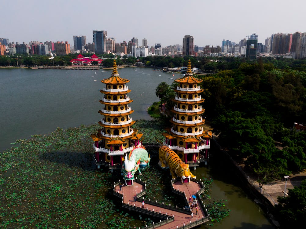 ragon and Tiger Pagodas in Kaohsiung - unique Taiwan tourist attraction