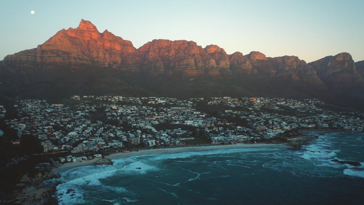 Cape Town with Table Mountain, one of the best places to visit in South Africa for urban and natural beauty