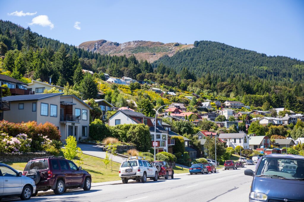 Scenic New Zealand road trip route through mountains, perfect for a 4-5 day itinerary in New Zealand