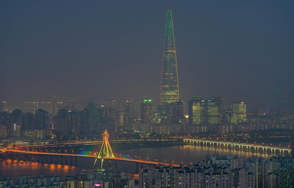 image-seoul-cityscapern Seoul cityscape with traditional palace in foreground