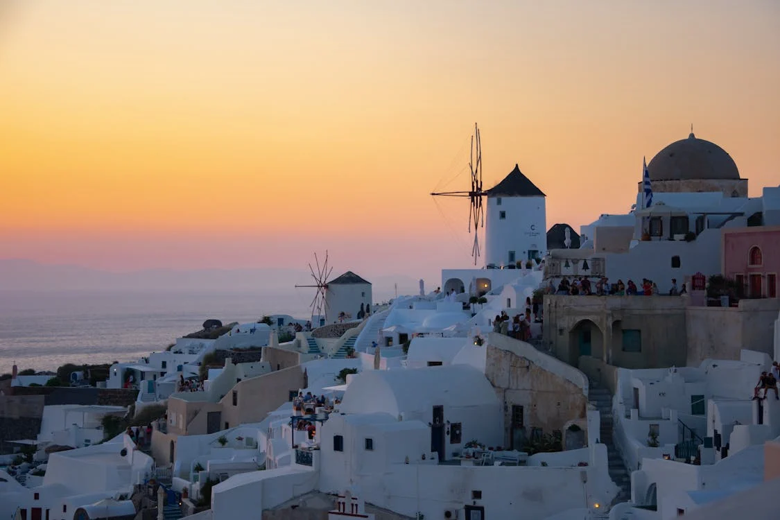 Santorini sunset view during a 4-5 day itinerary for discovering Greece's islands