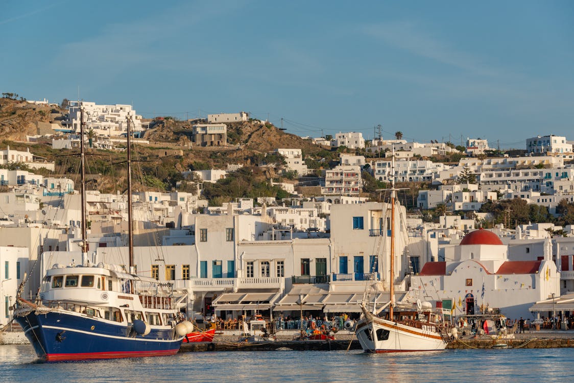Picturesque harbor view during a 4-5 day itinerary for discovering Greece's islands