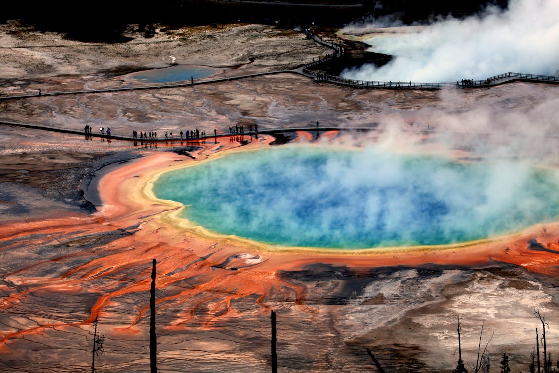 The largest hot spring in the U.S., with vibrant colors created by heat-loving bacteria.