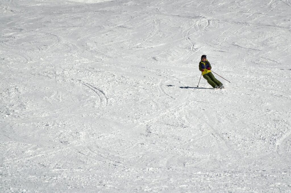 Skiers enjoying après-ski during the best time to ski in Switzerland with mountain views