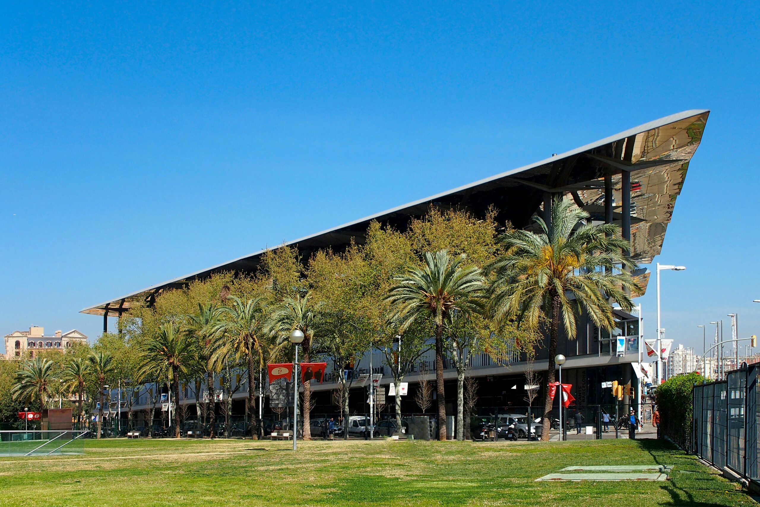 Mercat dels Encants-Attractions Near Sagrada Familia Barcelona